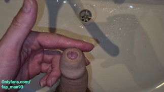 晚上在睡觉前向水槽撒尿特写 POV。|4K的