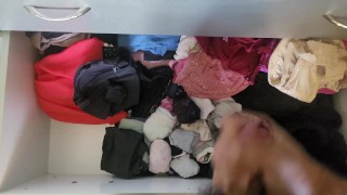 I cum all over her clothes in the drawer. Έχυσα ολα τα ρουχα της