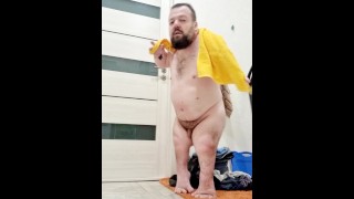 Midget avec des tatouages a pris une douche et montre maintenant son cul et sa petite bite