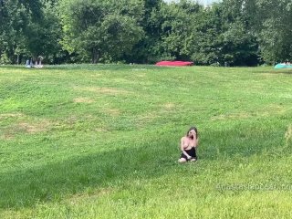 Анастасия Оушен (Emerald Ocean) в парке с обнаженной грудью. Общественный