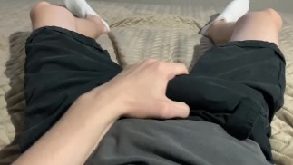 POV teen masturbe doucement sa bite à travers un pantalon