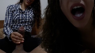 ГЛОТАЕТ МОЮ СПЕРМУ после того, как сосет мой член