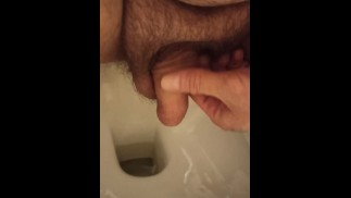 我在撒尿。还有小屁。