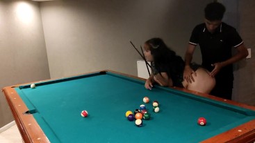 llevo a mi alumna a jugar al pool y me la cojo arriba de la mesa por putita calentona