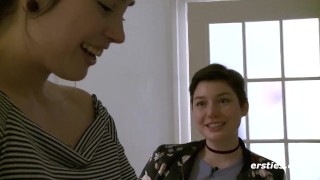 Ersties De Pierwsze Śliczne Amatorskie Dziewczyny Uprawiają Seks Przed Kamerą