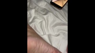 Compañero de cuarto con un fetiche de pies se corre sobre mis pies y mira mis videos mientras todavía estoy despertando 