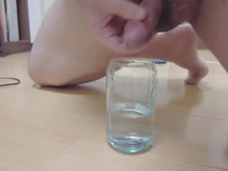 Bebiendo un Vaso De Agua Lleno De Mi Semen