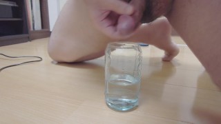 Bebiendo un vaso de agua lleno de mi semen