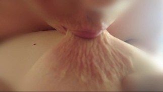 поцелуй сморщенного соска зрелой мамы крупным планом