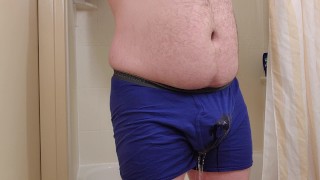 Mojando boxers y bebiendo orina (no se permite usar baños)