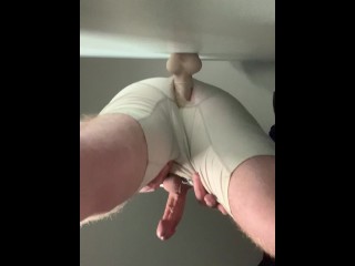 ОГРОМНЫЙ АНАЛЬНЫЙ ОРГАЗМ, ПОДПРЫГИВАЮЩИЙ НА ОГРОМНОМ ФАЛЛОИМИТАТОРЕ