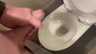 Mijn harde 7inch lul massieve cumshot in openbare toiletten