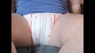 Mouillant ma couche, je suis si paresseux.