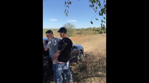 Hetero-Typ fickt 18-jährige Studentin im Freien mit dem Auto und beide kommen