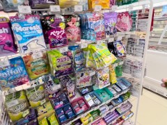 【※放課後玄関挿入※】18歳の黒髪合法JKがコンビニでお菓子を買ったあとアパートの玄関で制服のまま生ハメ - Screenshot 3 of 16 - Hentai