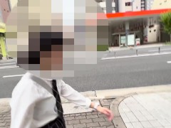 【※放課後玄関挿入※】18歳の黒髪合法JKがコンビニでお菓子を買ったあとアパートの玄関で制服のまま生ハメ - Screenshot 4 of 16 - Squirt