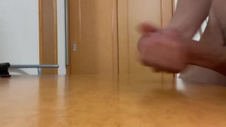 Des garçons japonais pervers éjaculent le sperme qu'ils avaient retenu pendant une masturbation de b