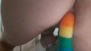 Bubble Butt femboy kreunt in Pleasure berijdt dildo