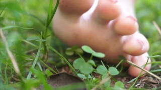 regarde mes pieds sales sur l’herbe