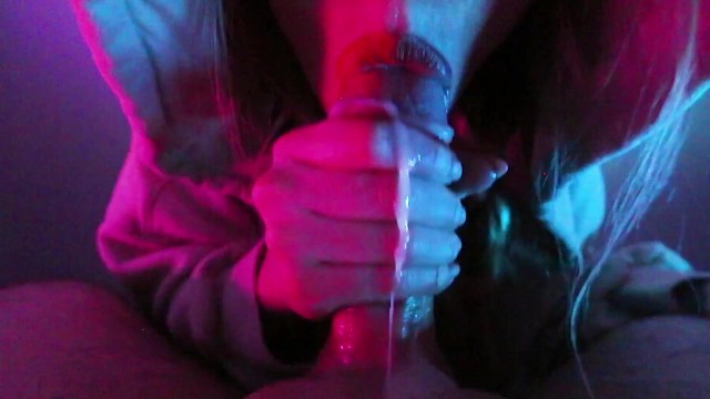 POV - Мокрый минет с камшотом от киберпанк красотки в толстовке с капюшоном