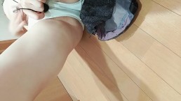 Девственница офисная дама по дороге домой с работы прячется от своей семьи и мастурбирует в прихожей