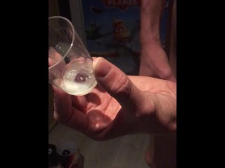 Cumming in Einem Schnapsglas