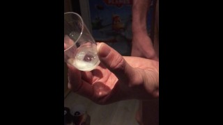 Éjaculer dans un verre à shot