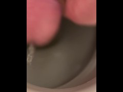 【オトコノコのおしっこ】朝イチの我慢汁が混じって糸引くおしっこ - Screenshot 13 of 16 - Japanese