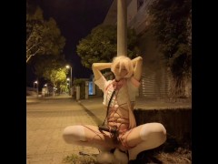 伪娘街头露出被拷在路灯绑着震动棒~ - Screenshot 7 of 16 - Femboy