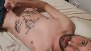 Chico tatuado barbudo masturbándose