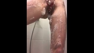 Jovencita sexy en la ducha jugando con el coño