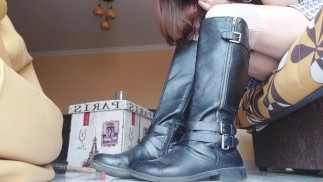 Великанша пытается раздавить тебя своими сапогами, но проглатывает тебя целиком.