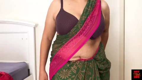 Indienne sexy se déshabillant de Saree à la culotte - Hot Pose vous fait branler!!