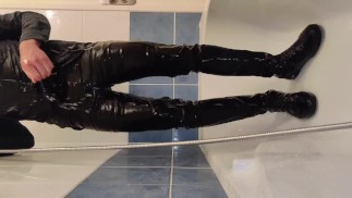 Смачивание новеньких джинсов и кроссовок в общественных местах