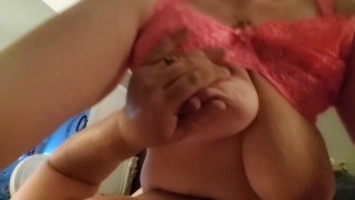 L’ami de papa a pressé le lait de mes gros seins pendant que je le chevauchais!