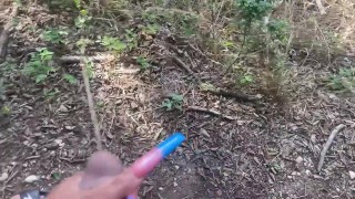 Segurando seu pau na floresta enquanto ele mija