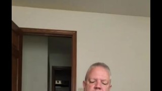 Hombre heterosexual de Illinois reventando una nuez