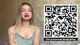 Einen erotischen Tanz tanzen und ihre Muschi berühren.