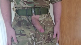 直男士兵玩他的大鸡巴