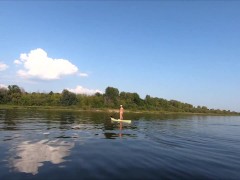 Голенькая плыву на сапе