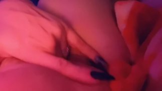 HORNYMILF играет и трахает пальцами свою тугую киску, пока не сквиртует, см. больше на моем onlyfans