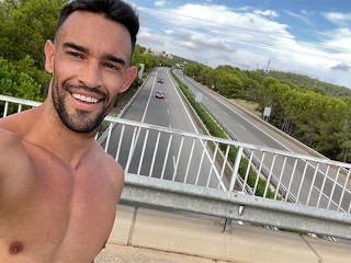 フィット男は橋の上の高速道路の隣で裸になります。非常に危険です!