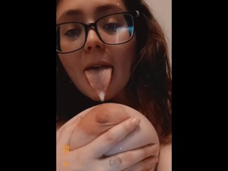怀孕的熟女吮吸她多汁的大奶子