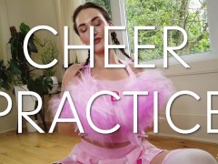 Video PAWG cheerleader practicing the splits