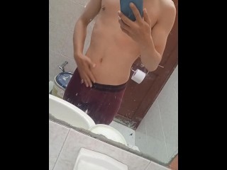 Joven Virgen y Cachondo Se Masturba En El Baño