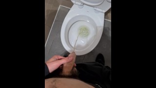 Man pist in openbare toiletten POV | 4K