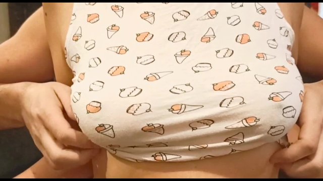 Me tocan mis grandes tetas, mientras yo disfruto de sus caricias y masajes, me pone muy caliente