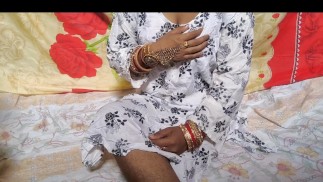 Xxx Desi Indian bhabhi  ki dardnak choda aur uski chut par pani