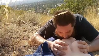 Novio casi atrapado dando cunnilingus a su novia en la montaña con vista panorámica - fpov juego de roles