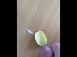 Masturbándose, y Luego Comiendo, un Pringle Cubierto De Semen